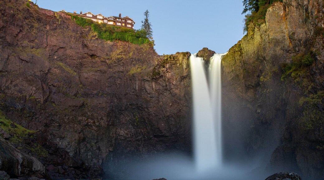 Snoqualmie Falls showing a cascade