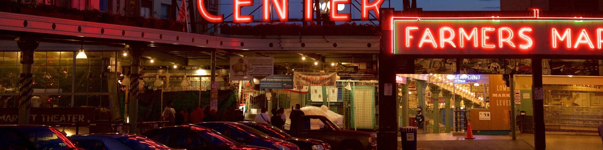 Pike Place Market mit einem Beschilderung, Stadt und bei Nacht