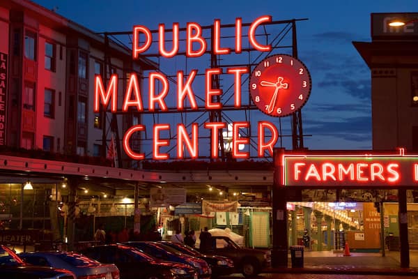 Pike Place Market presenterar nattliv, en stad och skyltar