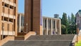 Een universitair gebouw met een opvallende banner met de tekst 'University of Washington', bakstenen architectuur en een trap die naar de ingang leidt.