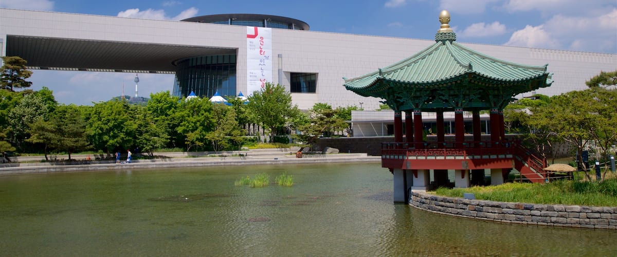 National Museum of Korea featuring heritage elements and a pond