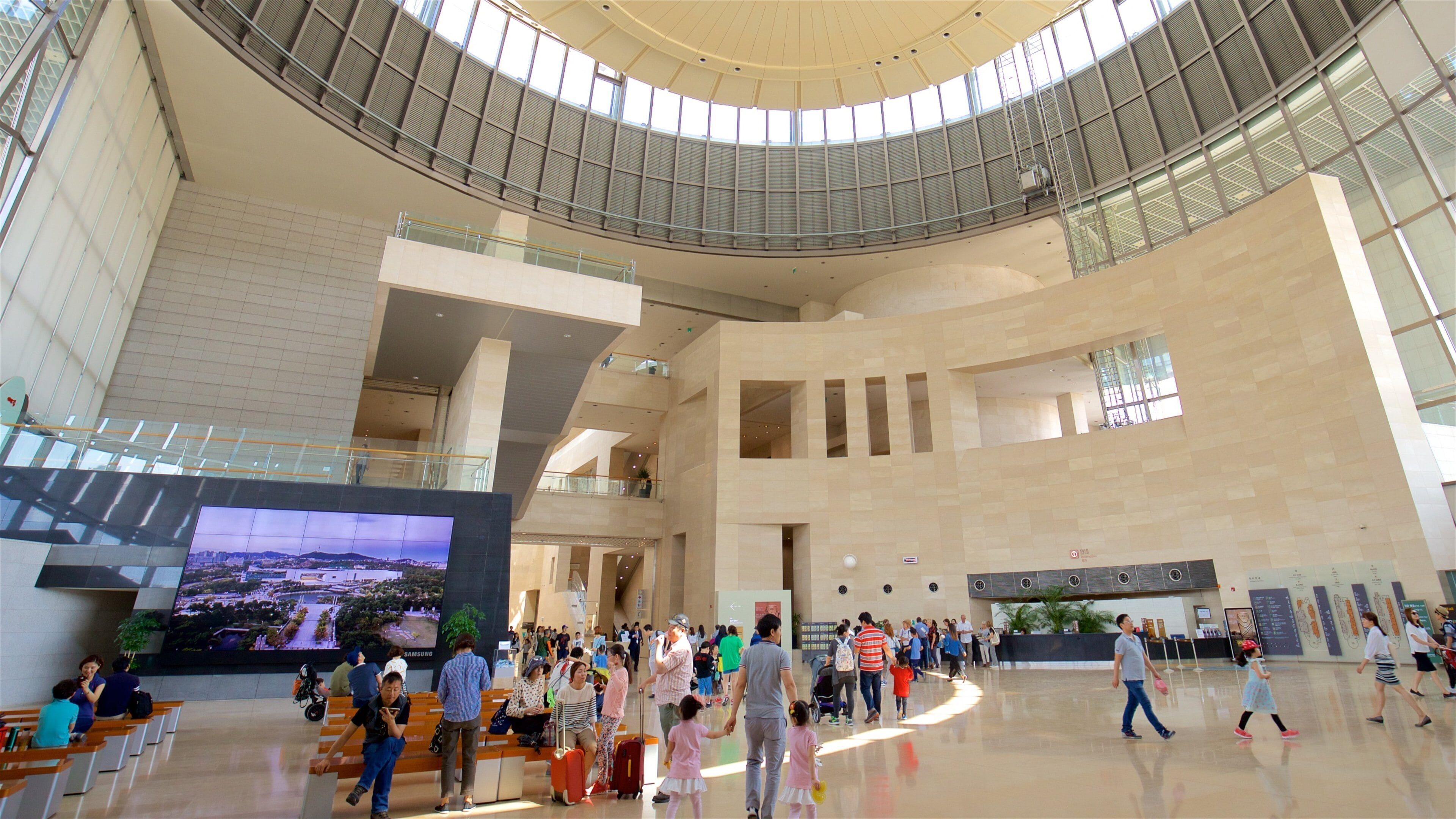 Museu Nacional da Coreia do Sul mostrando vistas internas assim como um pequeno grupo de pessoas