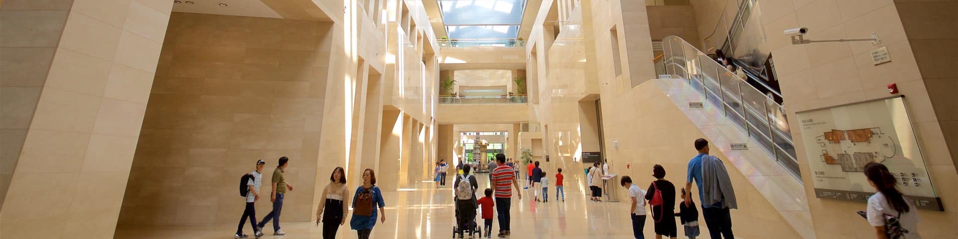 Musée national de Corée mettant en vedette scÚnes intérieures aussi bien que un petit groupe de personnes