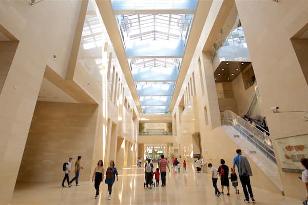 Museo Nacional de Corea ofreciendo vistas interiores y también un pequeño grupo de personas