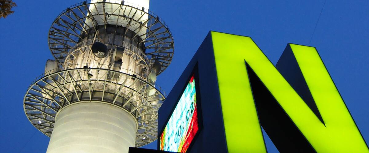 N Seoul Tower som inkluderar modern arkitektur, skyltar och nattliv