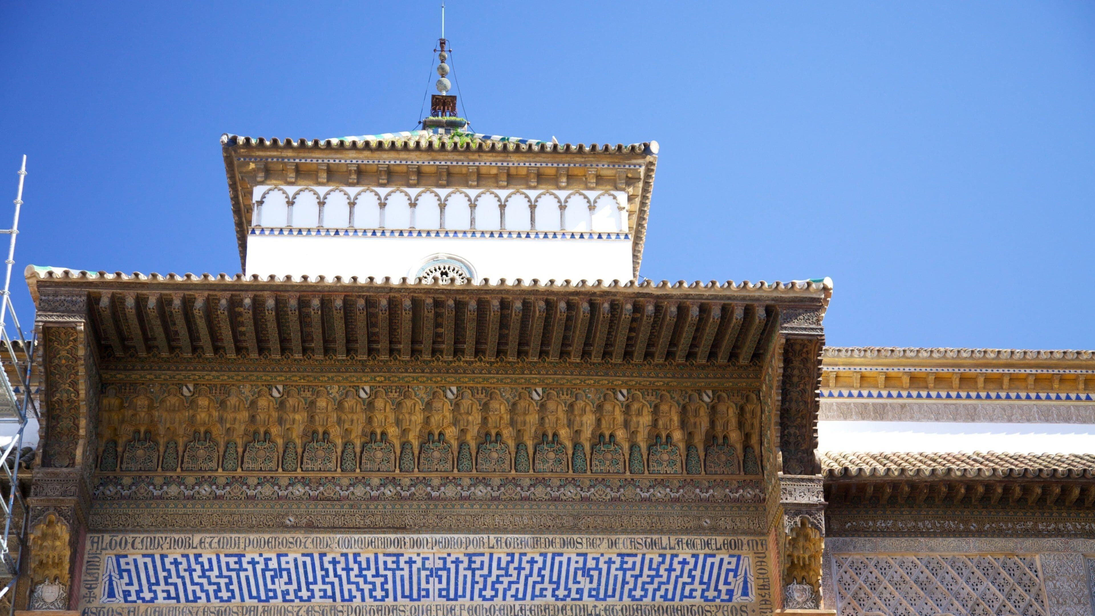 Alcazar which includes a castle and heritage architecture