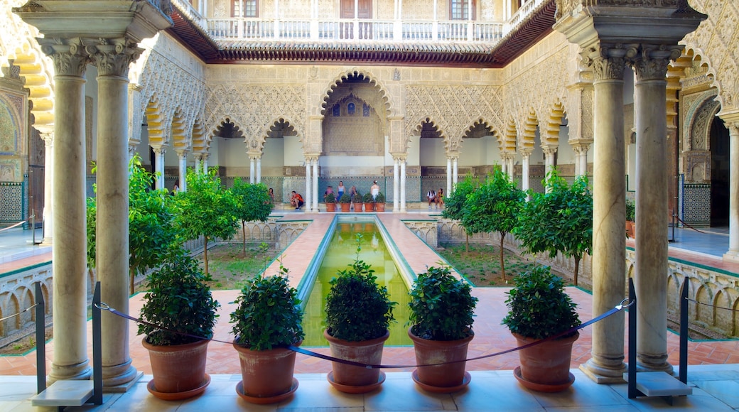 Alcazar som inkluderar en damm, historisk arkitektur och ett slott