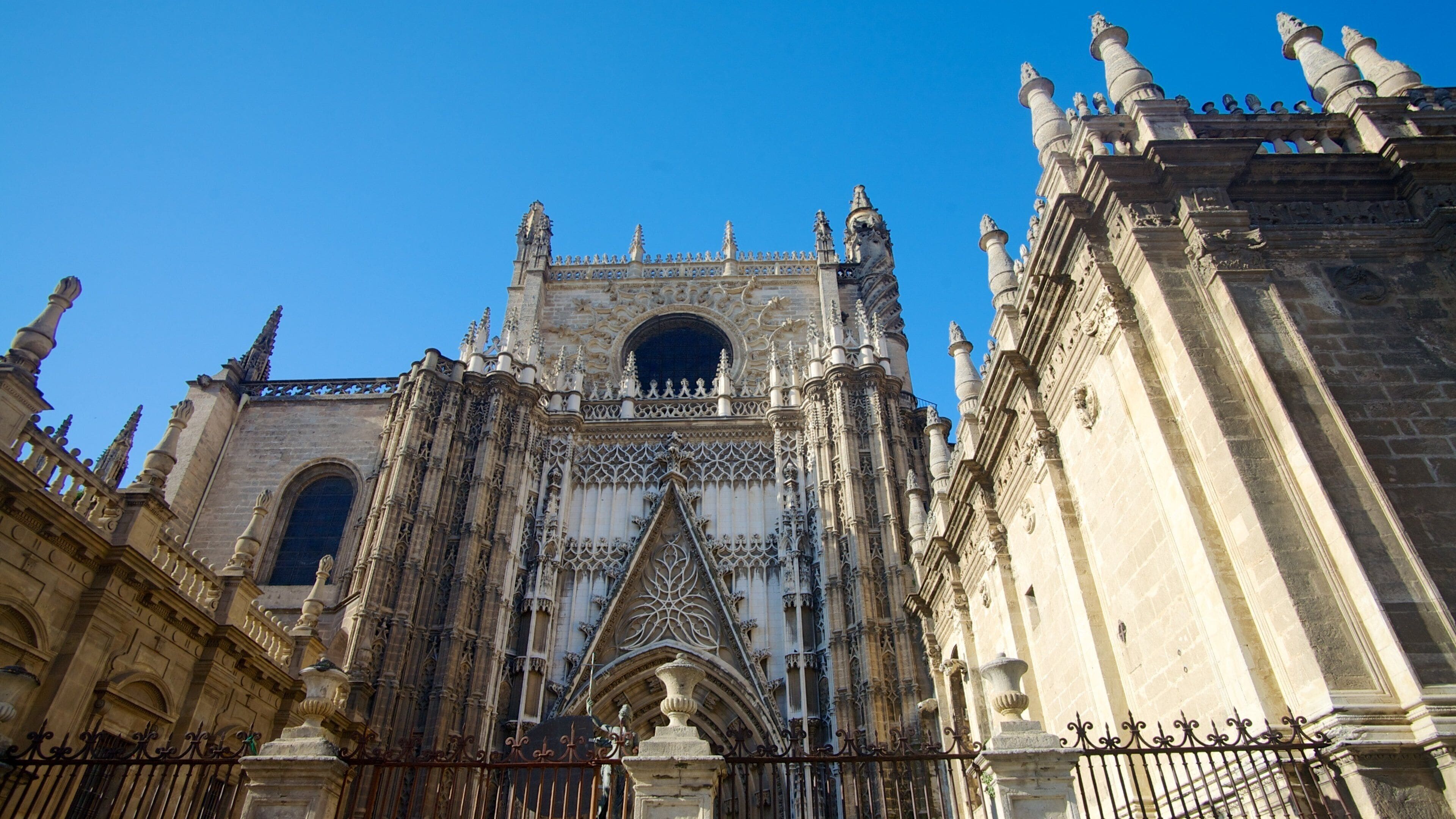 Alcazar som inkluderer historisk arkitektur, by og kirke eller katedral