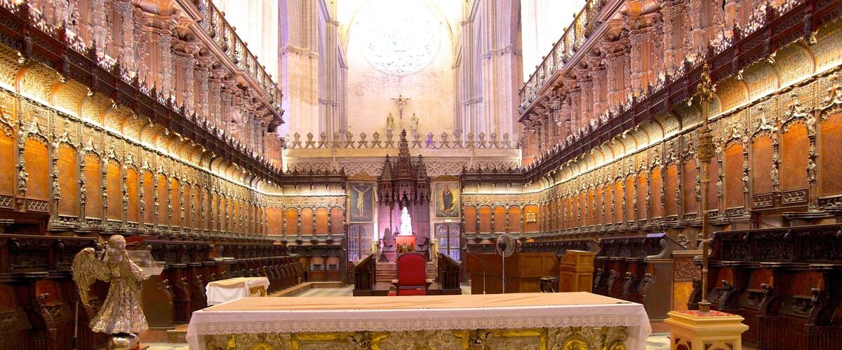 Catedral de Sevilla ofreciendo elementos religiosos, una iglesia o catedral y vistas interiores