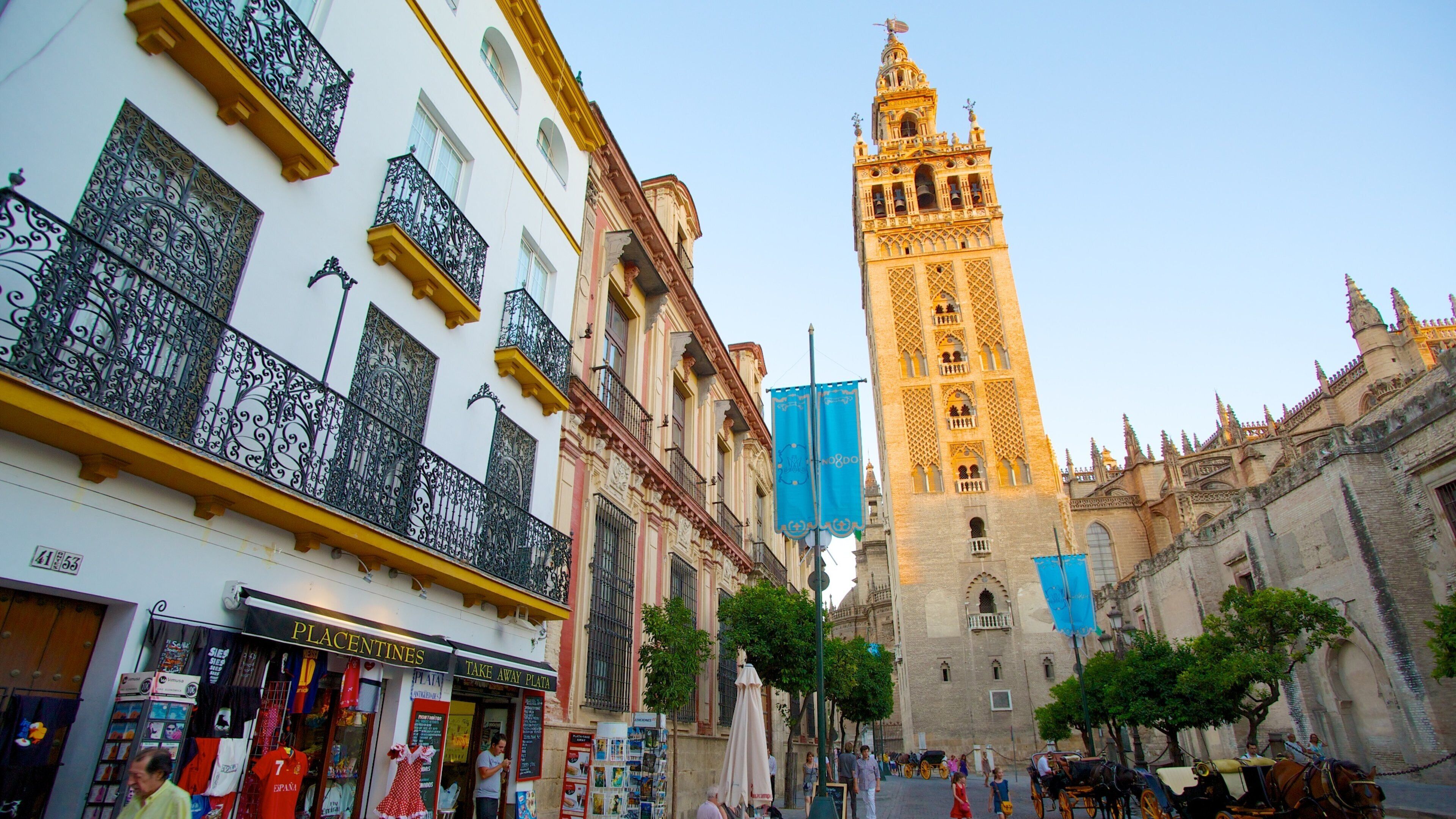 Giralda que incluye una iglesia o catedral, una ciudad y escenas cotidianas