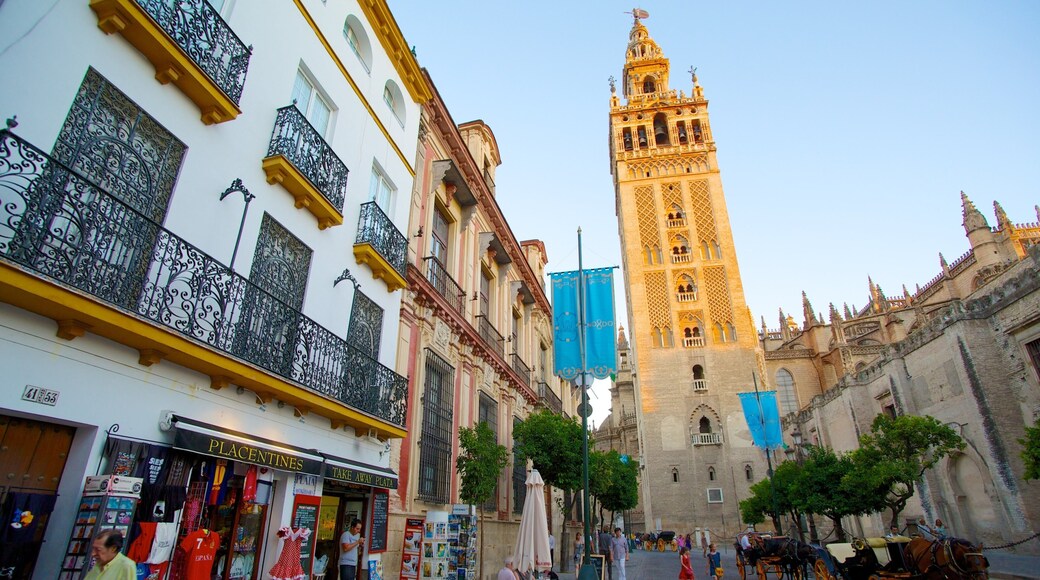 Giralda que incluye una iglesia o catedral, una ciudad y escenas cotidianas