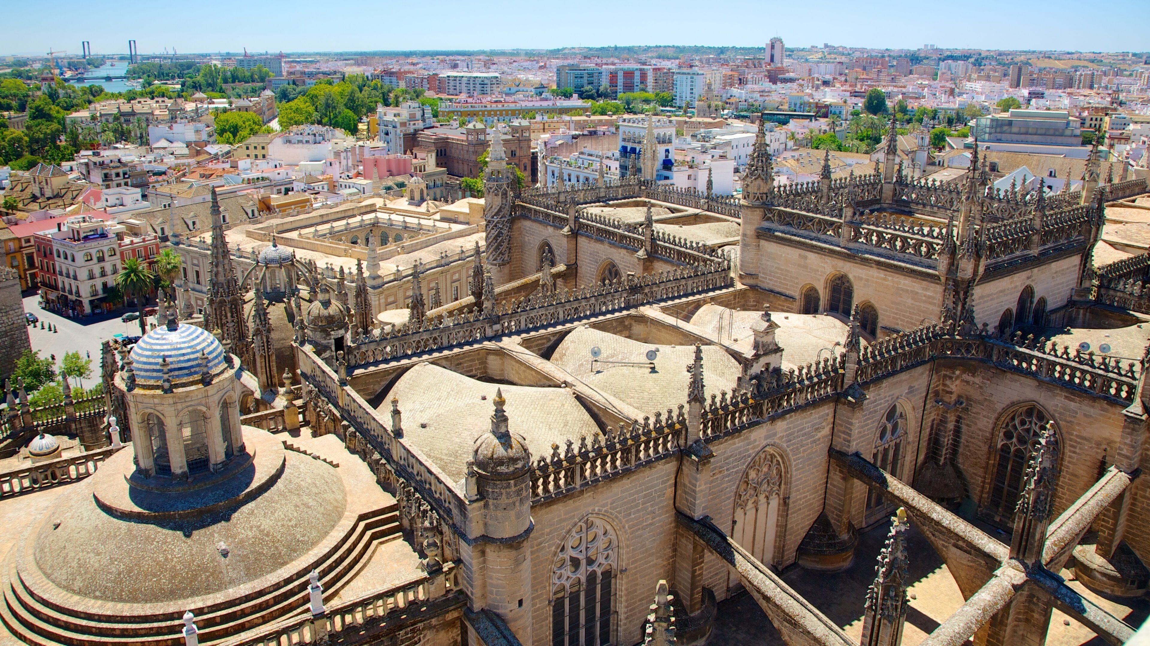 Giralda que incluye horizonte, castillo o palacio y patrimonio de arquitectura