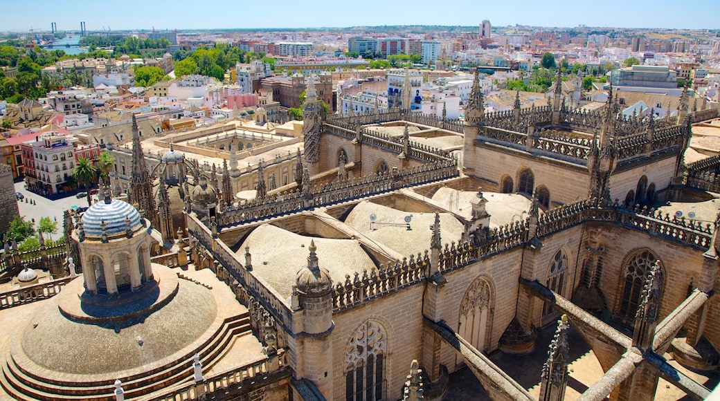 Giralda que incluye horizonte, castillo o palacio y patrimonio de arquitectura