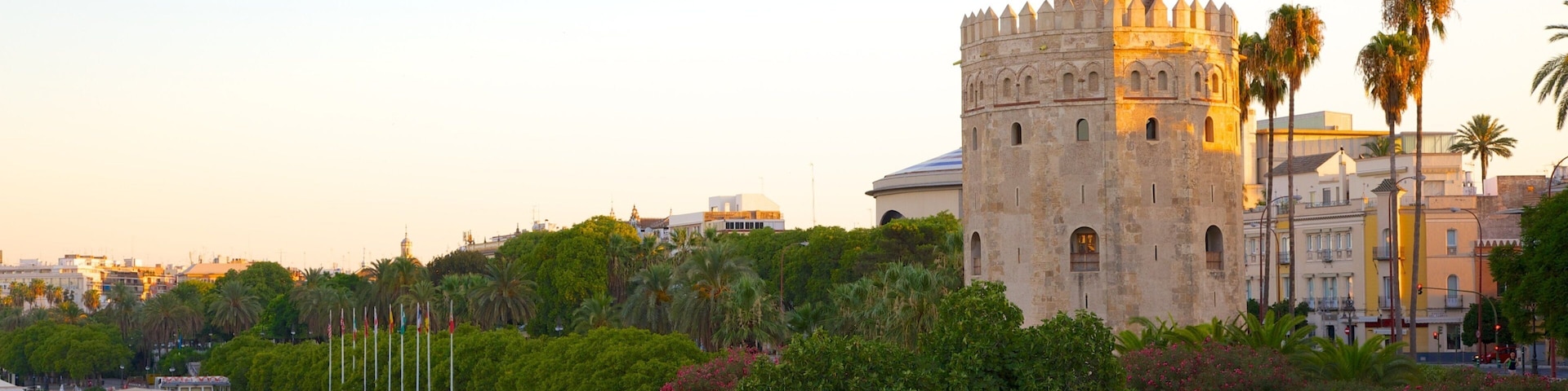 Torre del Oro que inclui arquitetura de patrimônio, uma baía ou porto e itens militares