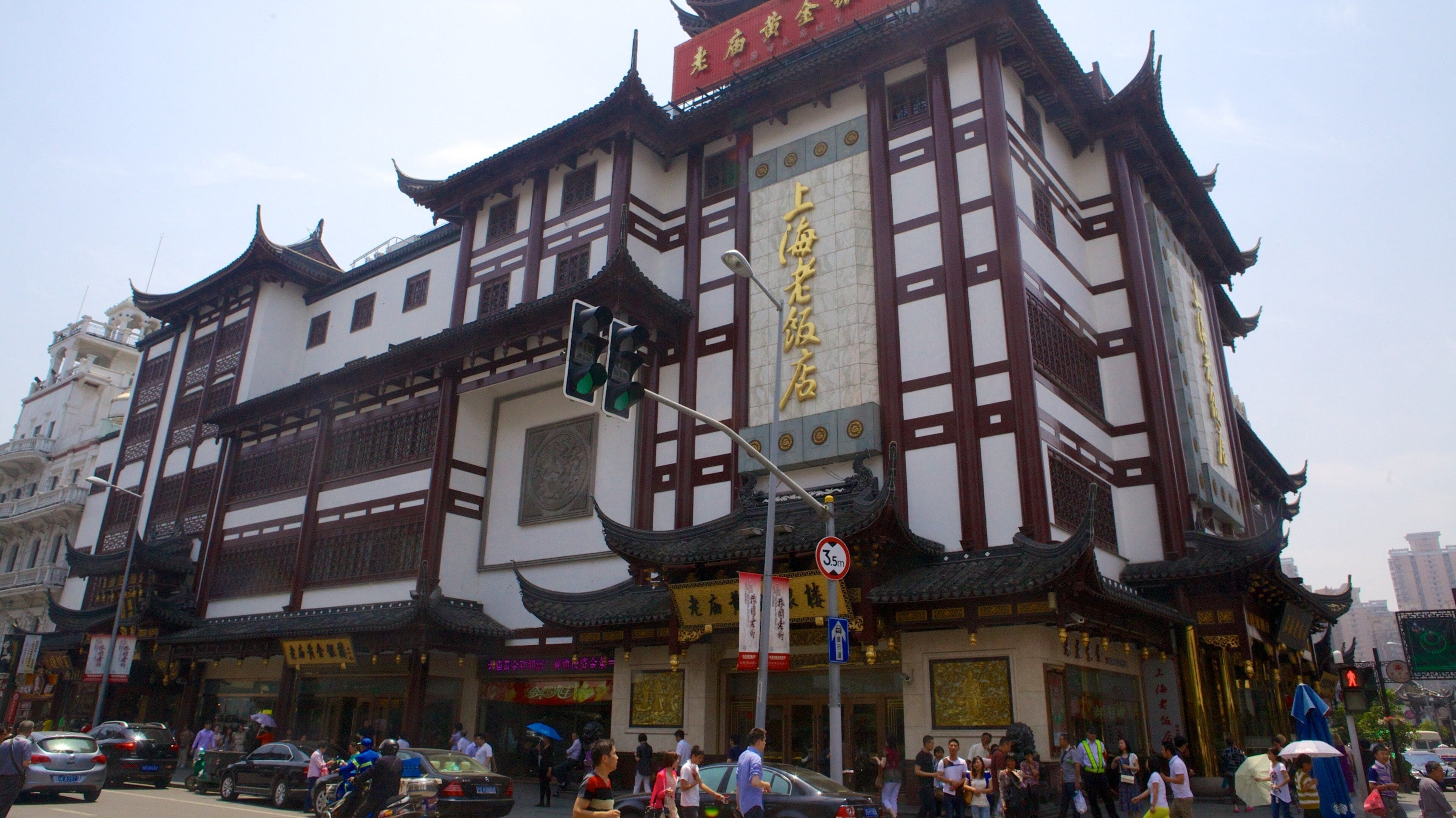Yu Yuan Garden which includes street scenes, heritage architecture and a city
