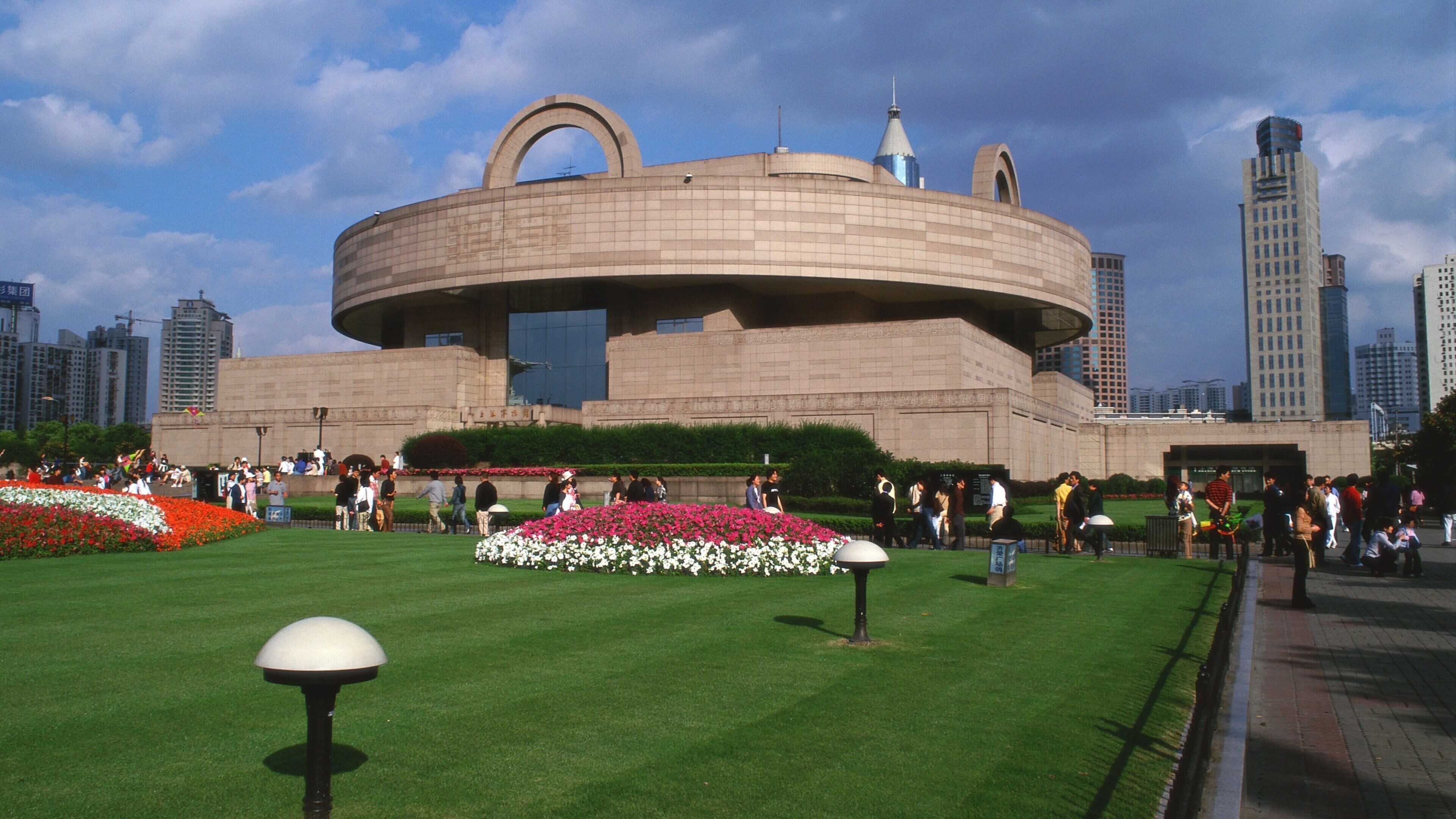 Shanghai Museum showing a garden, modern architecture and a city