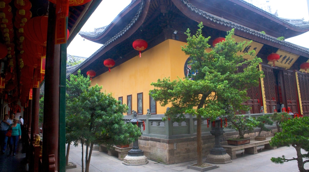 Templo del Buda de Jade ofreciendo un templo o sitio de culto y elementos religiosos