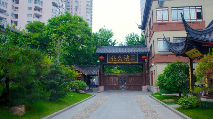 Jade Buddha Temple which includes a garden, religious elements and a temple or place of worship