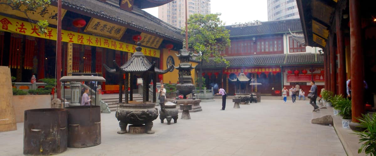 Templo del Buda de Jade mostrando elementos religiosos, un templo o lugar de culto y un parque o plaza