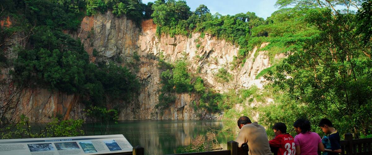 Réserve naturelle de Bukit Timah mettant en vedette vues aussi bien que famille