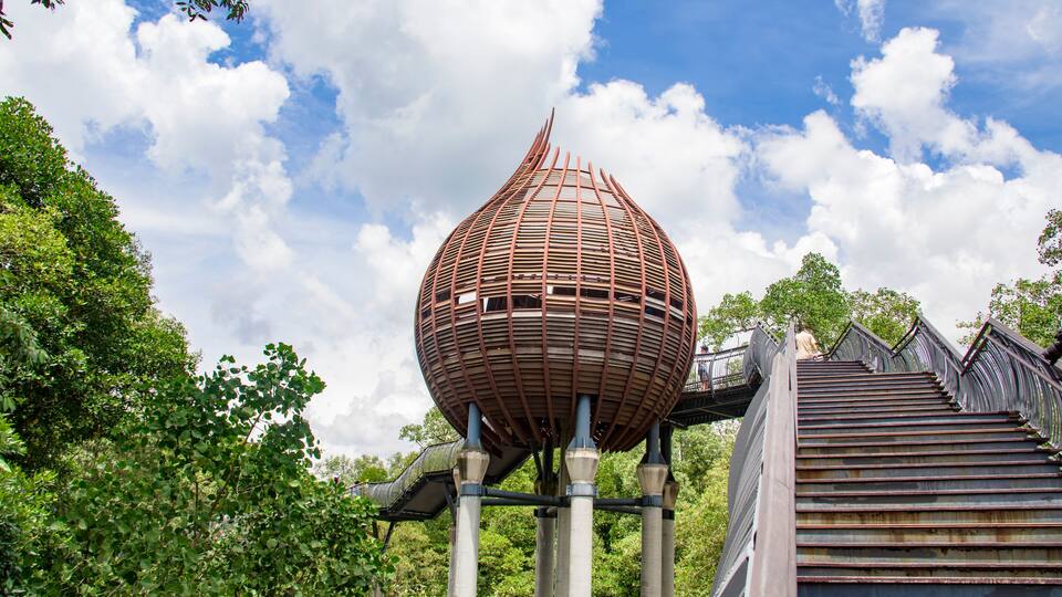 Eine kugelförmige Struktur mit Rippendesign, gestützt von Säulen, und einer Treppe, die zu ihr hinaufführt.
