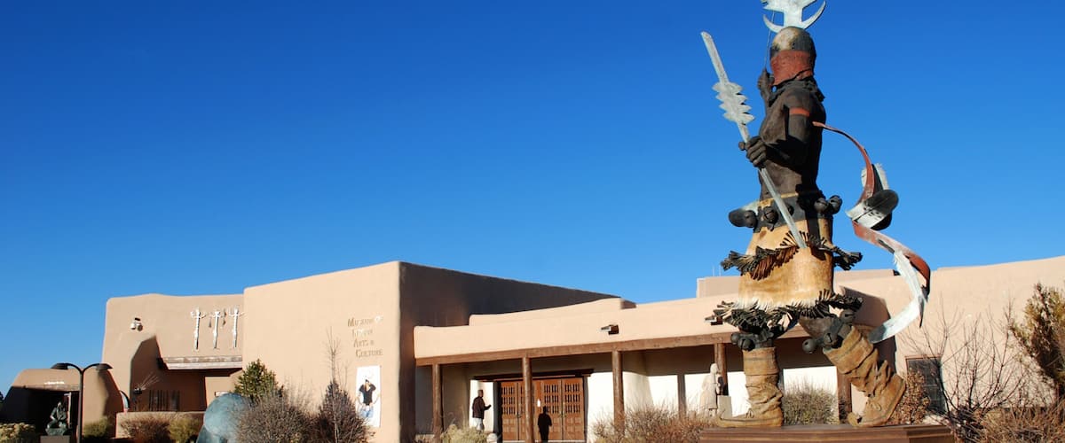 Santa Fe showing a statue or sculpture