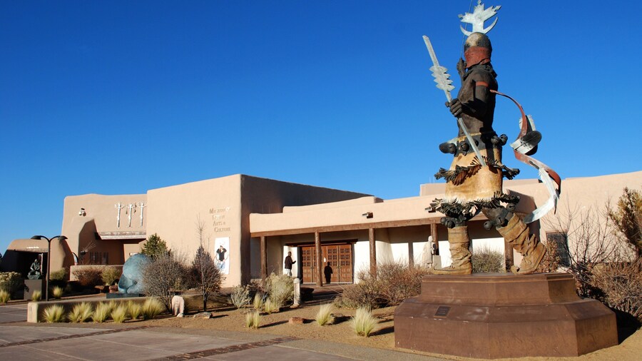Santa Fe mostrando una estatua o escultura