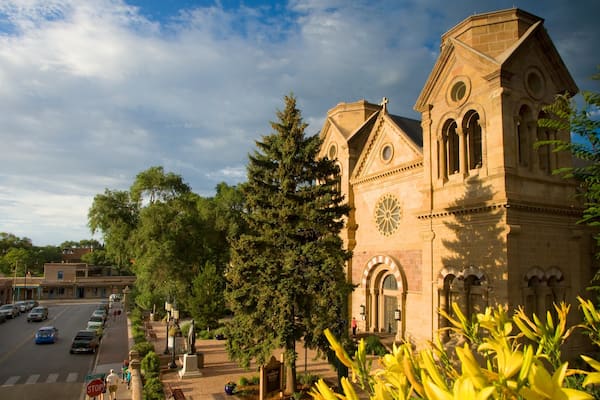 アッシジ聖フランシス バシリカ大聖堂 フィーチャー 宗教的要素, 教会あるいは大聖堂 と 遺跡