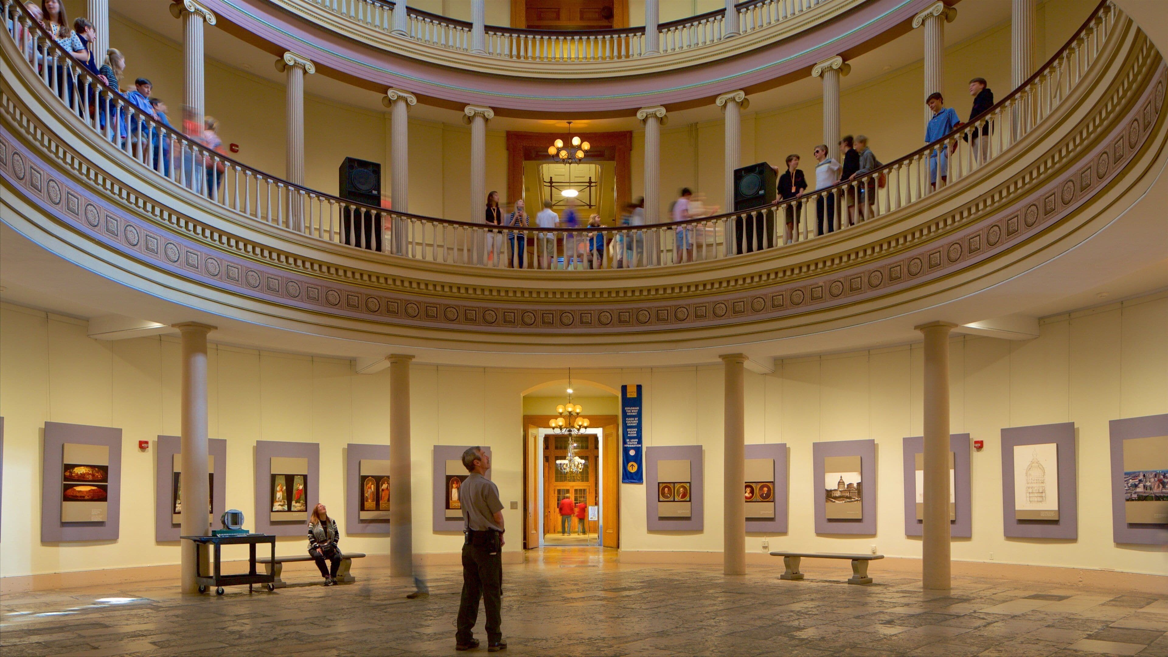 Old Courthouse mostrando vistas interiores, patrimonio de arquitectura y un edificio administrativo