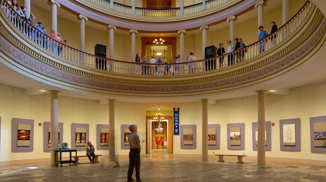 Old Courthouse mostrando vistas interiores, patrimonio de arquitectura y un edificio administrativo