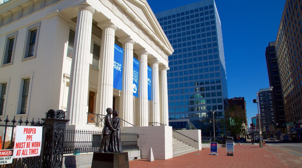 Old Courthouse mostrando una estatua o escultura, escenas urbanas y un edificio administrativo