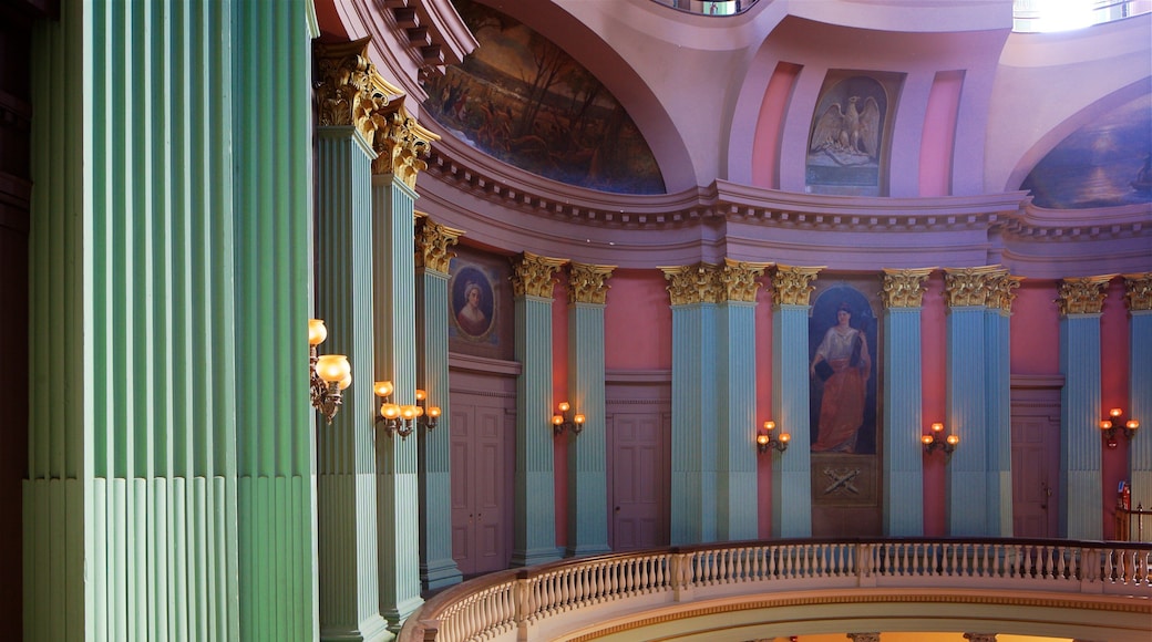 Old Courthouse ofreciendo patrimonio de arquitectura y vistas interiores