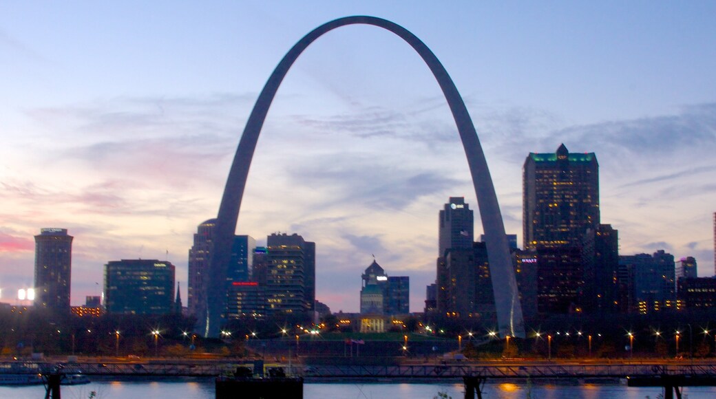 Gateway Arch inclusief moderne architectuur, centraal zakendistrict en een wolkenkrabber