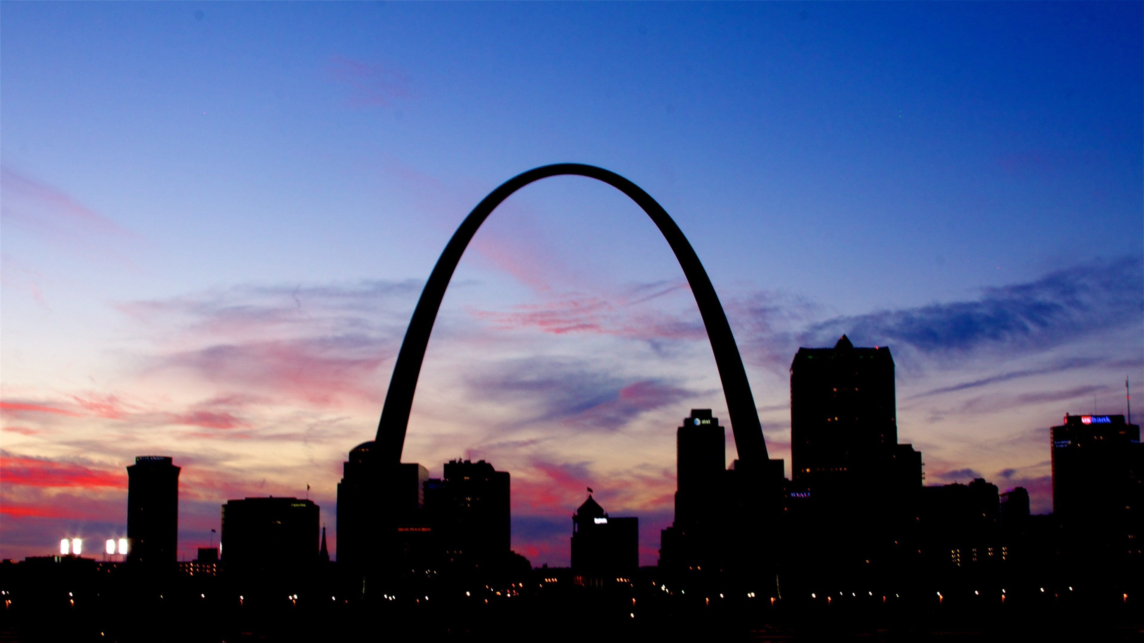 Gateway Arch featuring a skyscraper, a sunset and a monument