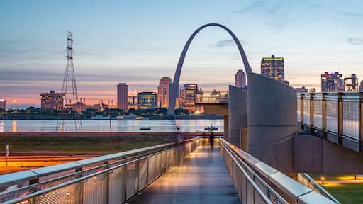 Gateway Arch which includes a monument, a sunset and a city