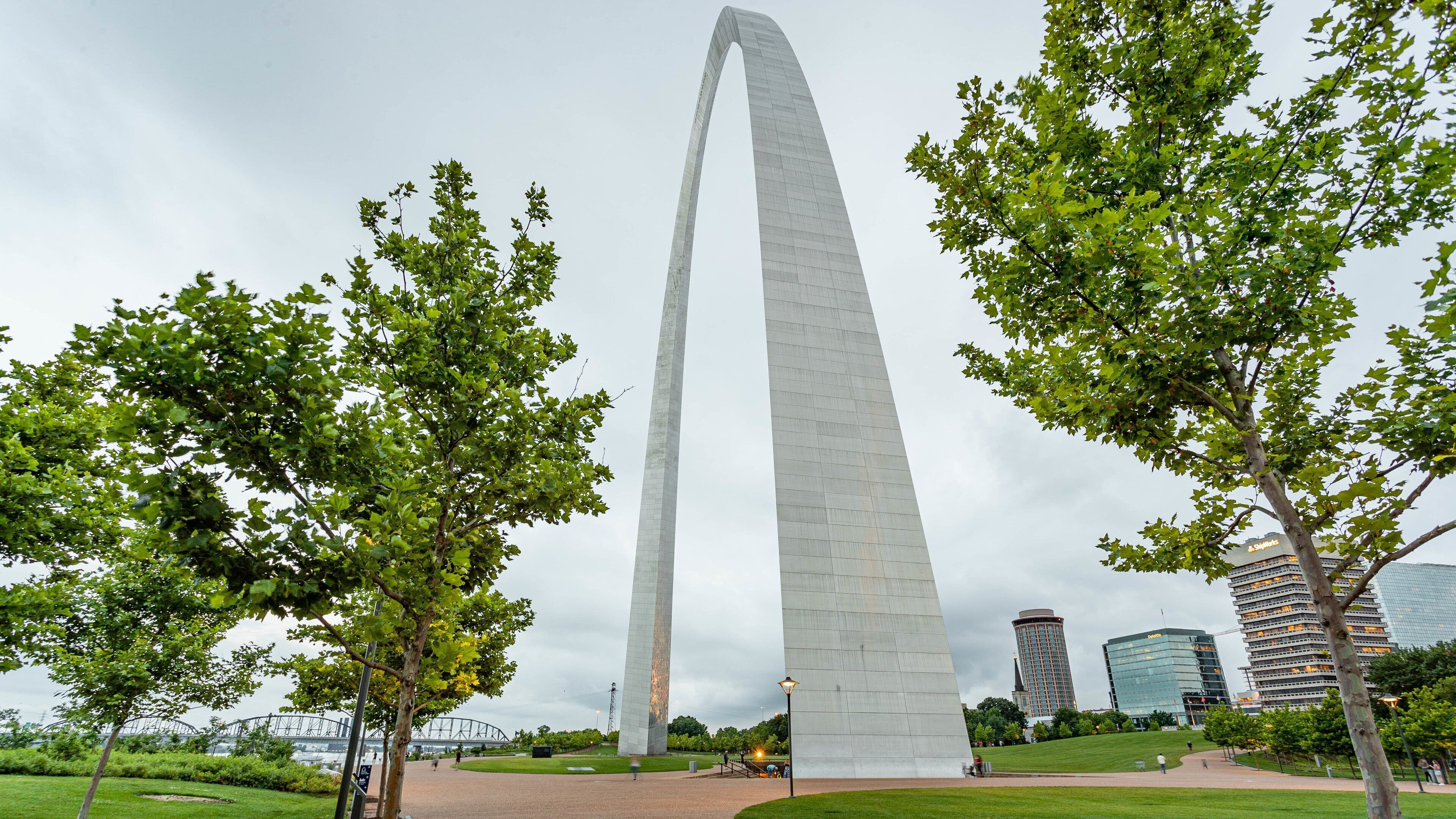 Gateway Arch showing a monument and a park
