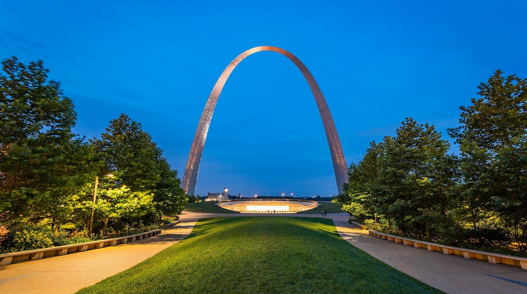Gateway Arch featuring a monument, night scenes and a park