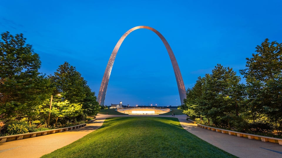 Gateway Arch featuring a monument, night scenes and a park