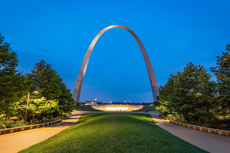 L'Arco della Gateway a St. Louis, Missouri, con un prato curato e alberi sullo sfondo.