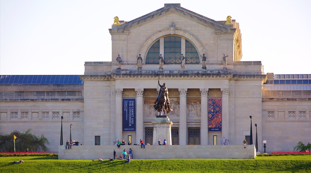 St. Louis Art Museum johon kuuluu auringonlasku, puutarha ja patsas tai veistos