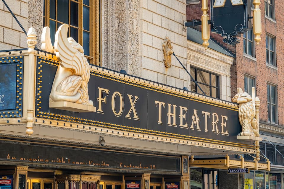 La façade du Fox Theatre, ornée de décorations élaborées et surmontée d’un auvent.