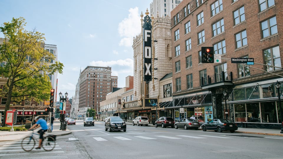 Fox Theater which includes a city and street scenes