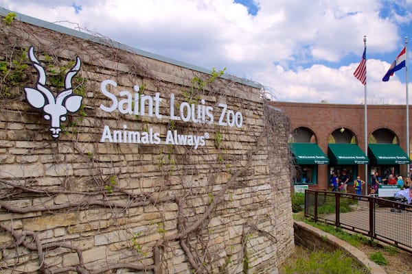 L’enseigne du zoo de Saint-Louis, avec des plantes grimpantes sur le mur.