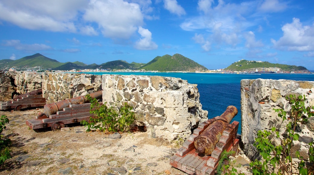 Fuerte Ámsterdam ofreciendo vistas generales de la costa, vistas de paisajes y montañas