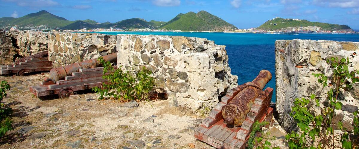 Fort Amsterdam montrant patrimoine historique, vues littorales et montagnes