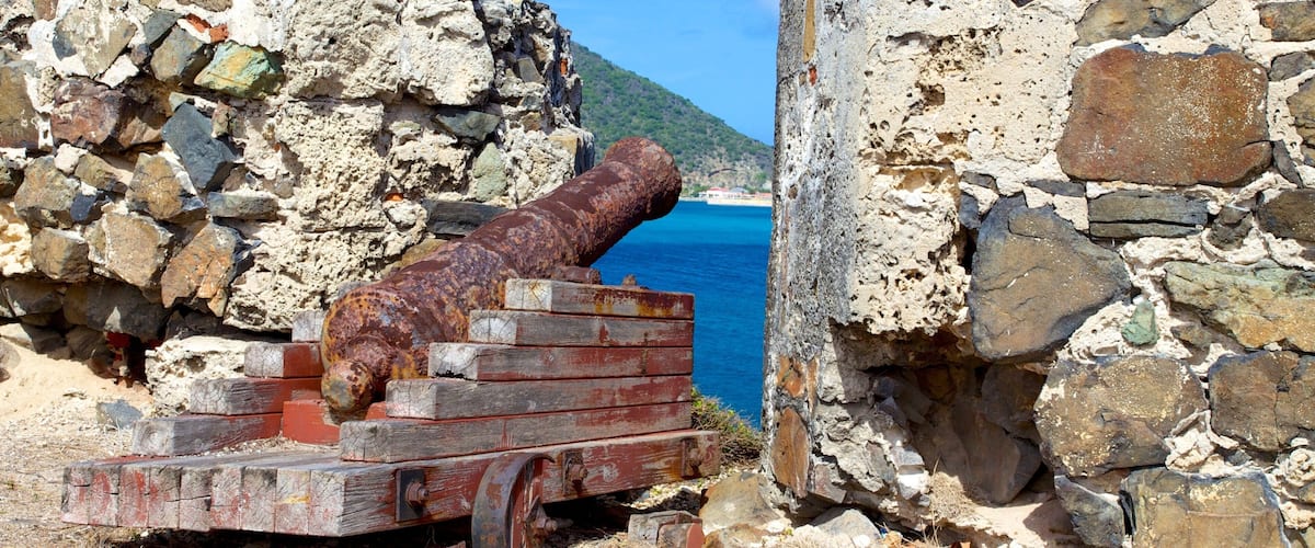 Fort Amsterdam featuring building ruins, a castle and military items