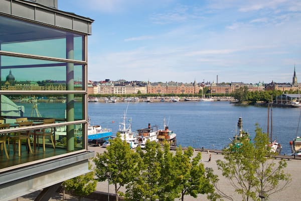 Museum of Modern Art showing a bay or harbor