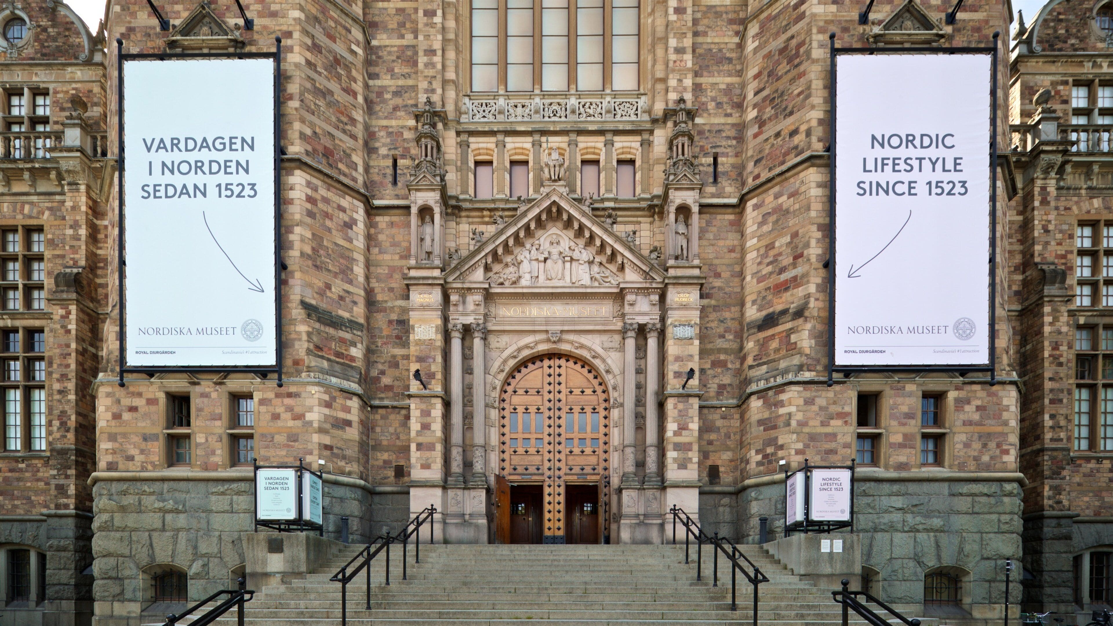 La entrada al Museo Nórdico, con arquitectura ornamentada y grandes pancartas.