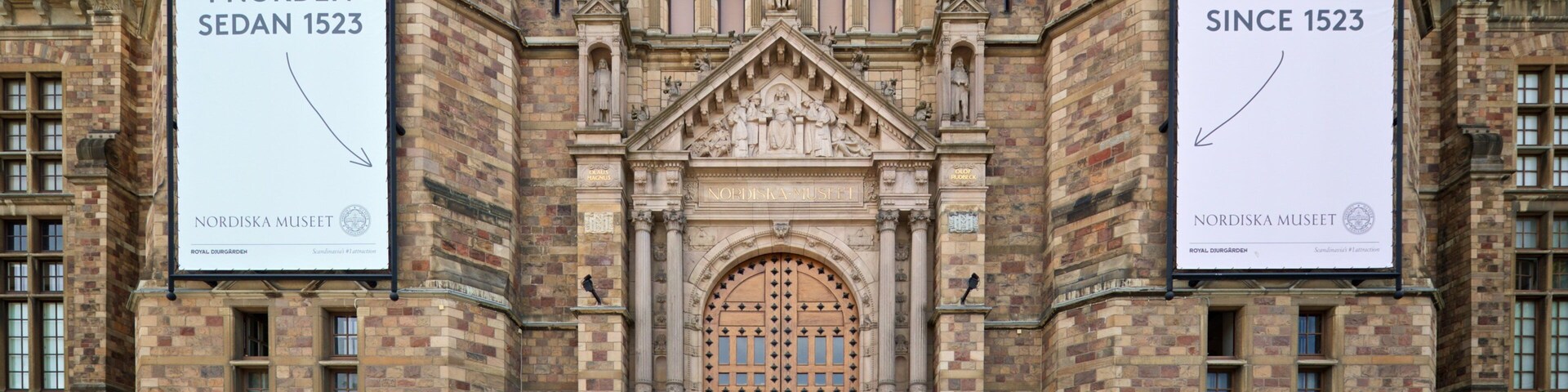 La entrada al Museo Nórdico, con arquitectura ornamentada y grandes pancartas.