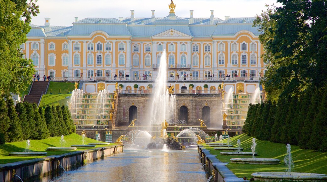 Peterhofs palats och trÀdgÄrd som inkluderar en fontÀn och historisk arkitektur